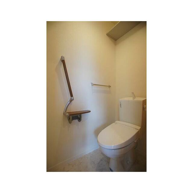 【トイレ】今や老若男女に必須アイテムの洗浄機能付暖房便座です！上部には空間を利用しトイレットペーパ…