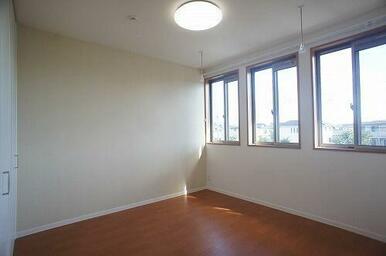 【洋室】収納や室内物干し付きの洋室です！寝室等様々な用途にご使用ください♪