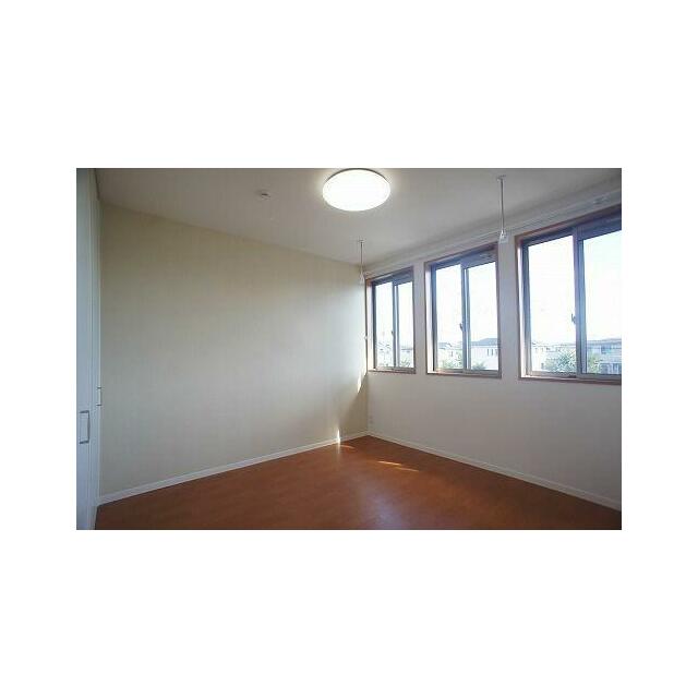 【洋室】収納や室内物干し付きの洋室です！寝室等様々な用途にご使用ください♪