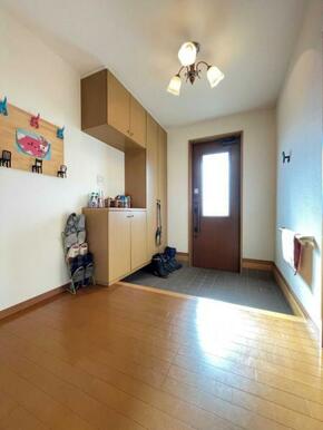 ゆとりのある玄関！シューズボックス完備です＾＾