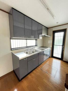 窓のある明るいキッチン、フラットで作業がしやすそう！