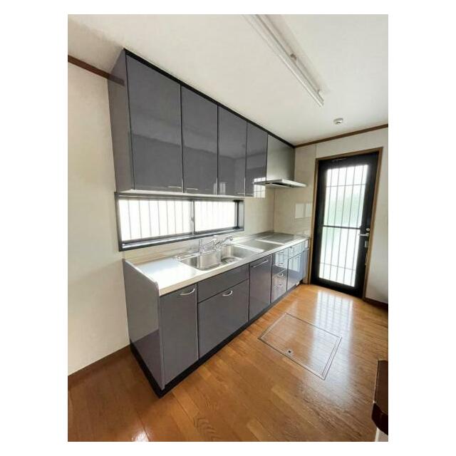 窓のある明るいキッチン、フラットで作業がしやすそう！