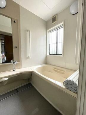 1日の疲れを癒してくれる浴室は、窓のある開放的な空間！