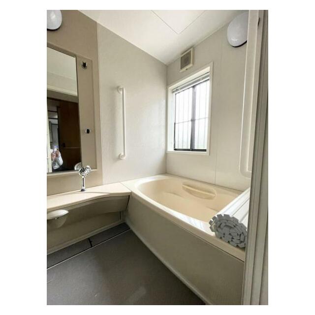 1日の疲れを癒してくれる浴室は、窓のある開放的な空間！