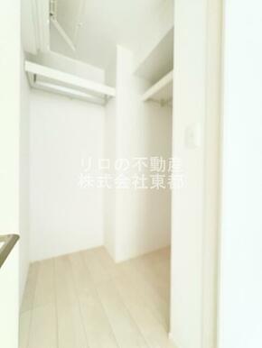 奥行のあるウォークインクローゼットならお荷物多い方でも安心☆