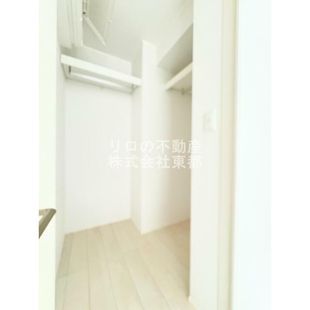 奥行のあるウォークインクローゼットならお荷物多い方でも安心☆