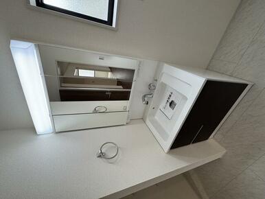 一日の始まりは洗面所から。さぁ顔を洗って気合を入れよう（4号棟）