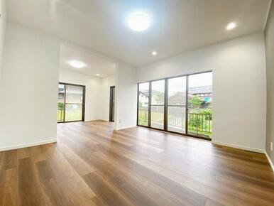 「LDK」窓が多く、広々とした空間です