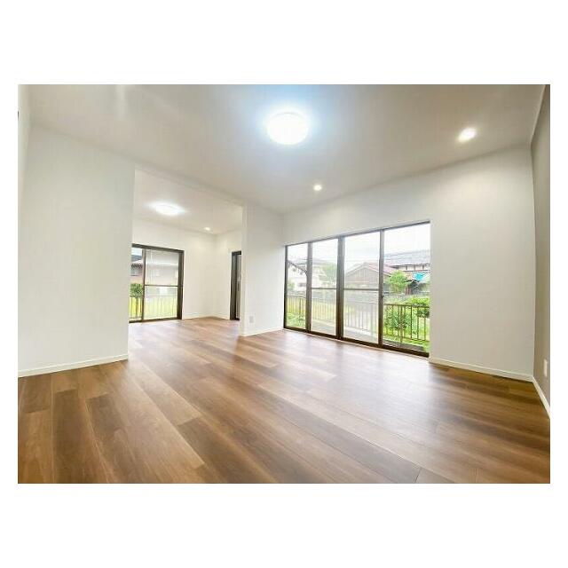 「LDK」窓が多く、広々とした空間です