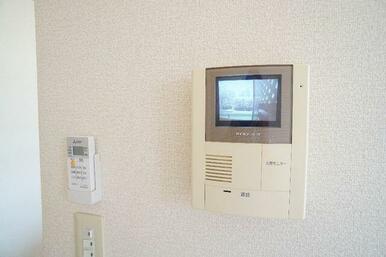 突然の来訪者も事前に確認でき安心なＴＶモニター付ドアホン。
