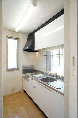 キッチン横にも窓があり、明るい空間となっております。