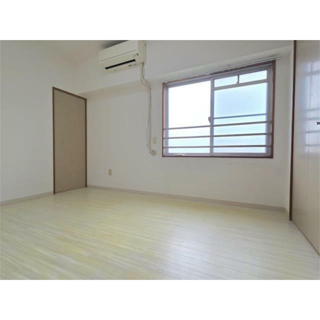 南側の６帖洋室です。