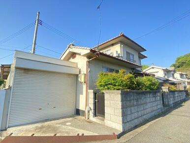 南側・西側の2面が開けた角地で、陽当たり・風通しともに良好。開放感ある立地で、朝から夕方まで明るい光