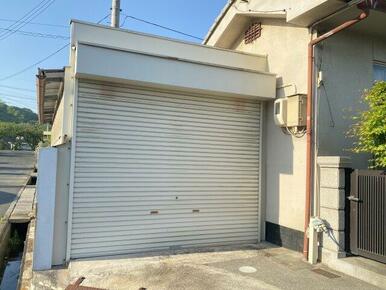シャッター付きの車庫完備！大切なお車を雨や風からしっかり守る安心設計です。建物と一体型なので、荷物