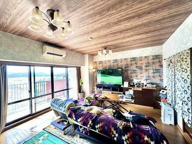 家具を置いても余裕のある、約14.1帖のリビングダイニング。※家具家電・調度品は販売価格に含まれません。