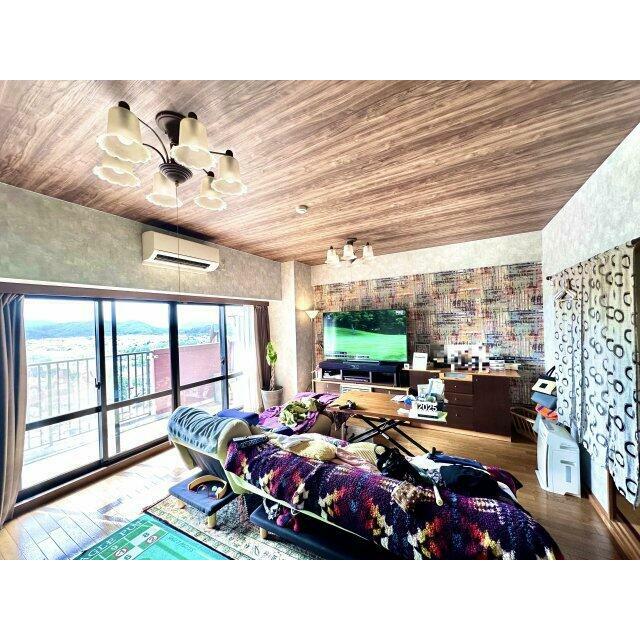 家具を置いても余裕のある、約14.1帖のリビングダイニング。※家具家電・調度品は販売価格に含まれません。