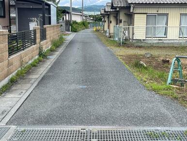 物件の西側道路です。