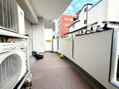 ゆとりある奥行のバルコニーは日当たり良好。洗濯物もよく乾き、暮らしに快適さをもたらします。