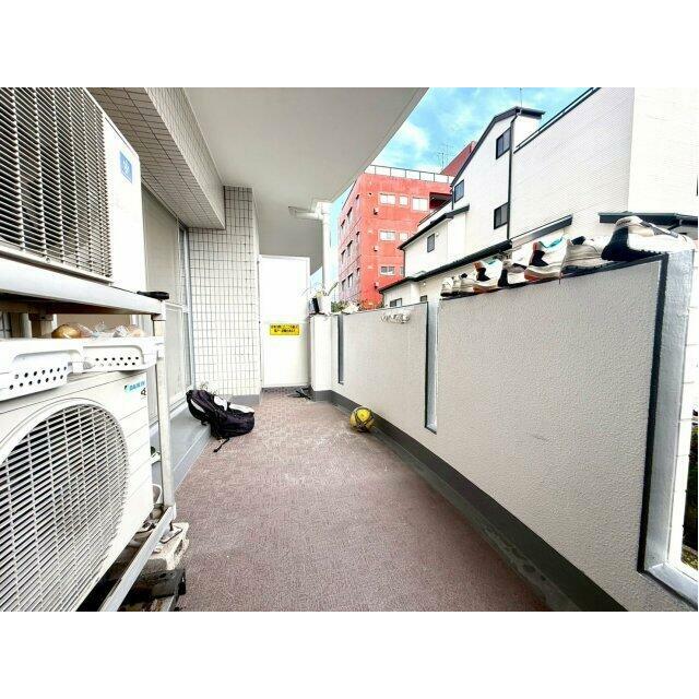 ゆとりある奥行のバルコニーは日当たり良好。洗濯物もよく乾き、暮らしに快適さをもたらします。