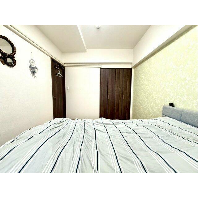 ブラウンのクローゼットが落ち着いた印象を与える寝室。シンプルで上品な内装が家具との調和を引き立てます