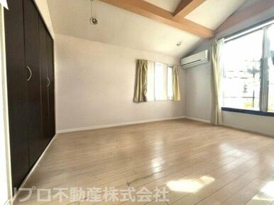 2階の洋室は傾斜のある天井がおしゃれです♪