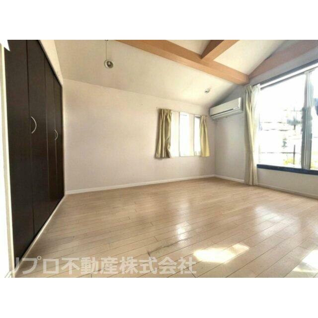 2階の洋室は傾斜のある天井がおしゃれです♪