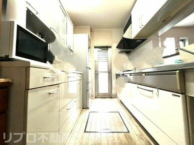 便利な勝手口のあるキッチンです！