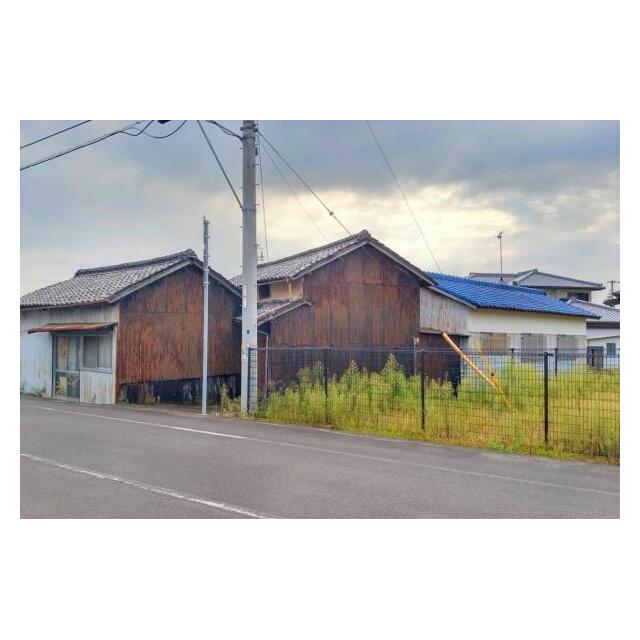 道路から青い屋根の家までの土地になります。