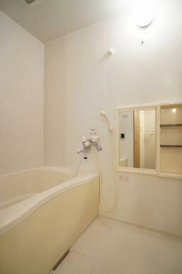 浴室です。白を基調としており清潔感のある空間です！小物を置ける棚もあり便利です！