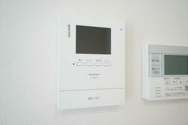 録画機能付きインターホンなので、不在時の来客も確認することができます。※類似物件の参考画像です。