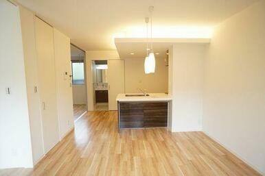 ＬＤＫ１１．５帖。キッチン側へのアングルで撮影した写真です。