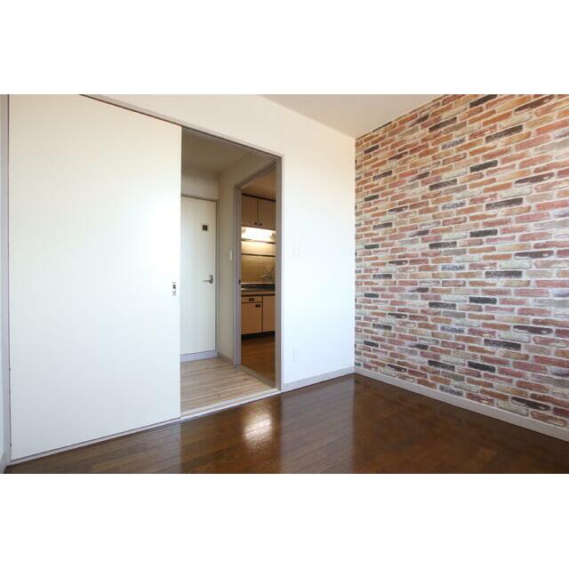 レンガ調のクロスを使用した4.5帖の洋室★