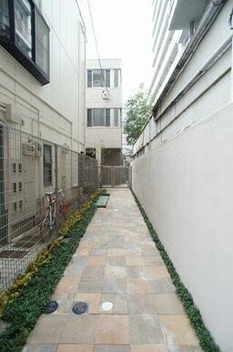 【南阿佐ヶ谷駅徒歩１分】と駅至近ながら喧騒を感じさせない、路地の奥に建つ物件です。