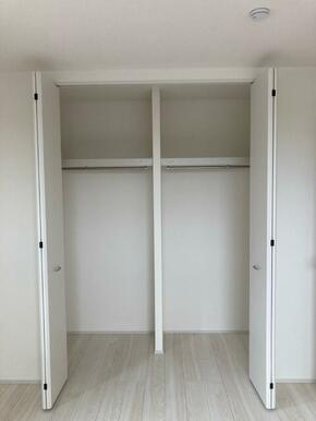 お洋服好きならコーディネートに悩むのも楽しみのひとつ（2号棟）