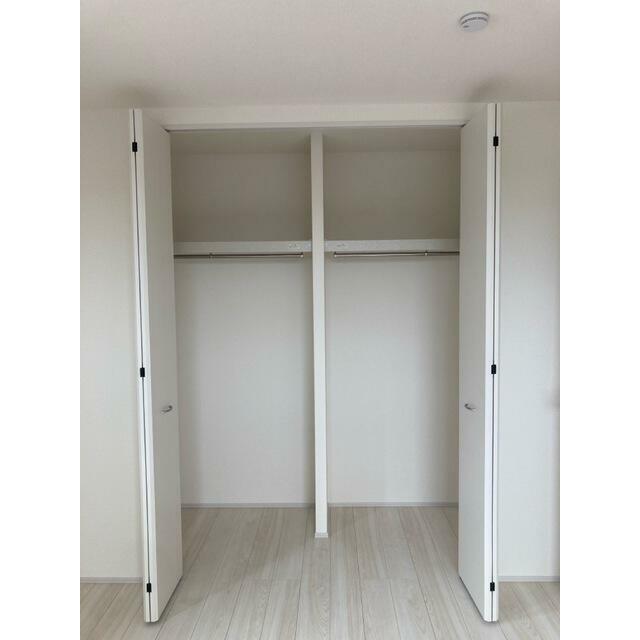 お洋服好きならコーディネートに悩むのも楽しみのひとつ（2号棟）