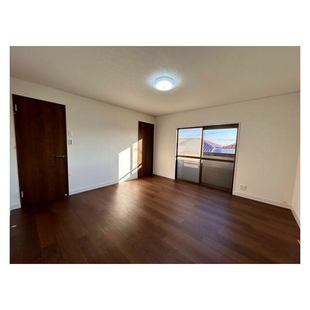 「2階西洋室」こちらのお部屋からバルコニーに出られます