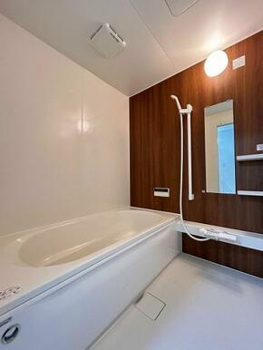 「浴室」ダークブラウンがアクセントの浴室に新品交換しました。