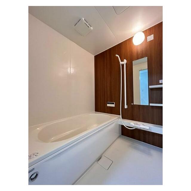 「浴室」ダークブラウンがアクセントの浴室に新品交換しました。