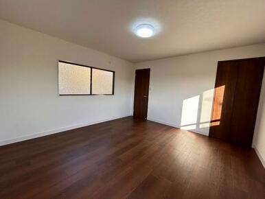 「2階西洋室」全室のクロス張替え・フロアタイル上張を行いました。