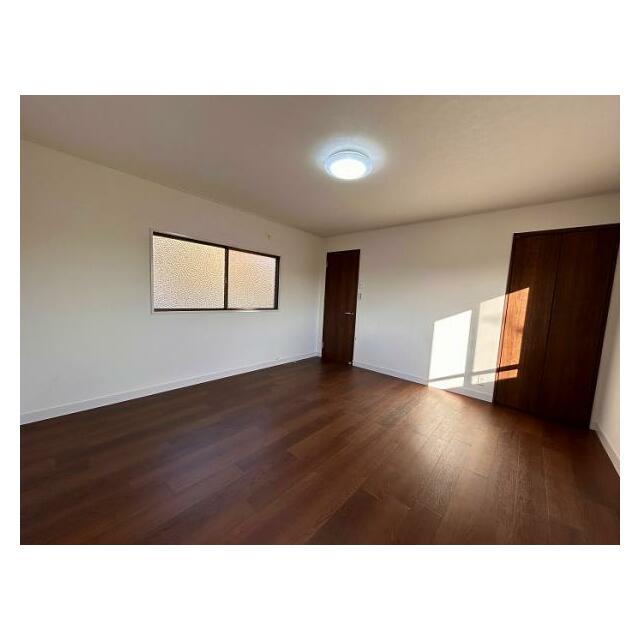 「2階西洋室」全室のクロス張替え・フロアタイル上張を行いました。