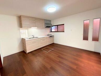 「LDK」フロアタイル上張りを行いました