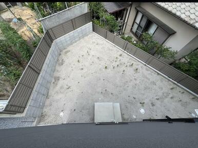 【1号地　外構】LDKに面したお庭になります。ウッドデッキや植栽、家庭菜園など、多種多様な使い方ができそ