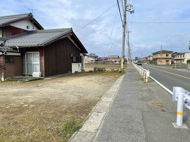 前面道路１０．２ｍで駐車もらくらく。