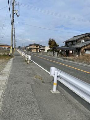 国道４２１号に面していますので、マイカー通勤に便利です。　また、歩道があるので安心ですね♪