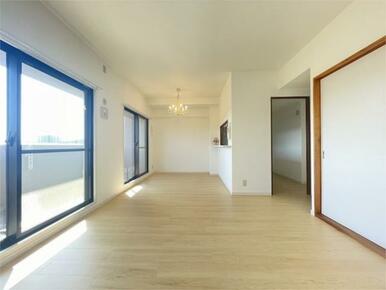 陽光が降り注ぐ明るいリビングは、ナチュラルなフローリングで居心地の良い空間を演出します。お好みの家具
