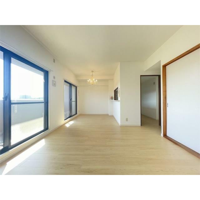陽光が降り注ぐ明るいリビングは、ナチュラルなフローリングで居心地の良い空間を演出します。お好みの家具