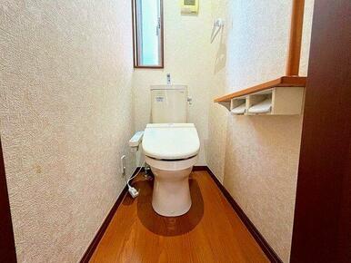 「１階トイレ」家族もゲストも快適に使用できる落ち着いた空間のトイレです。