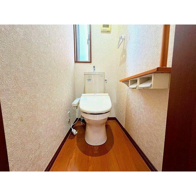 「１階トイレ」家族もゲストも快適に使用できる落ち着いた空間のトイレです。