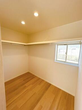 「2階西側洋室」ウォークインクローゼットがございます