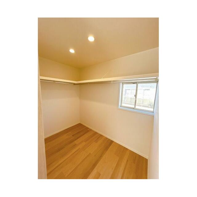 「2階西側洋室」ウォークインクローゼットがございます